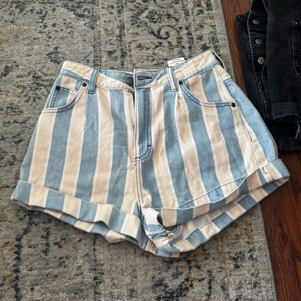 LEE blue and white stripped shorts
